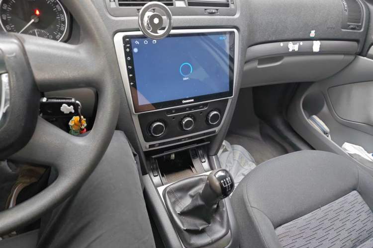 Used Skoda Octavia 2012 1.6L Manual Yijie Edition Audio And AC Panel