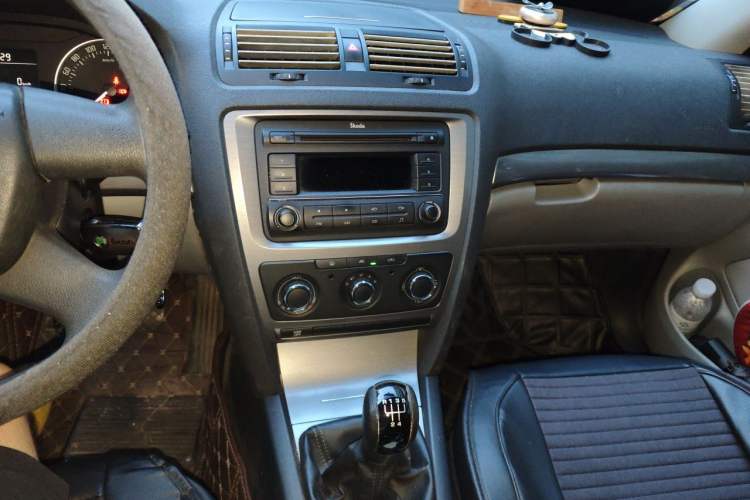 Used Skoda Octavia 2012 1.6L Manual Eado Edition Audio And AC Panel