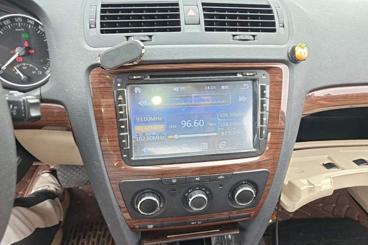 Used Skoda Octavia 2012 1.6L Automatic Yijun Edition Audio And AC Panel