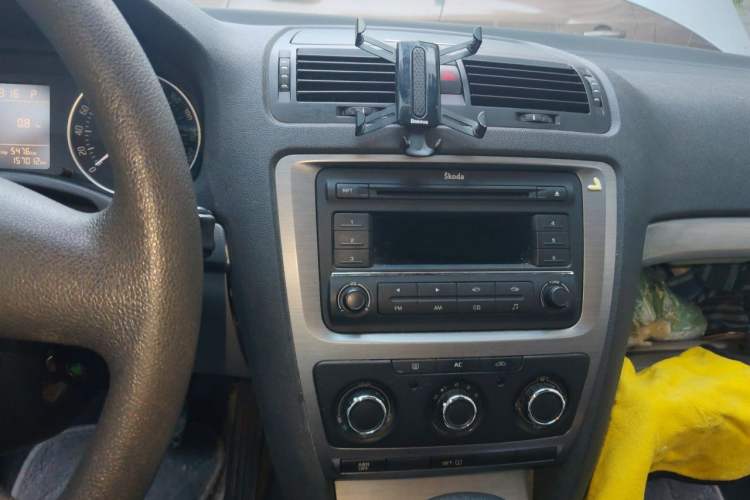 Used Skoda Octavia 2012 1.6L Automatic Yijie Edition Audio And AC Panel