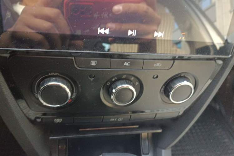 Used Skoda Octavia 2012 1.6L Automatic Yijie Edition Audio And AC Panel