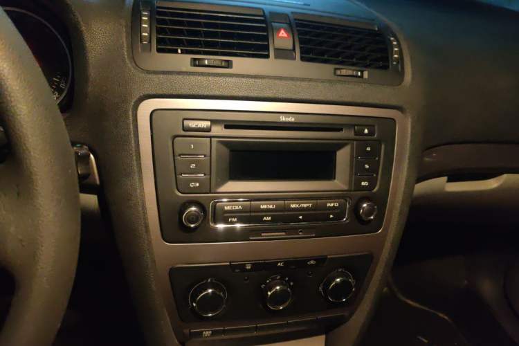 Used Skoda Octavia 2012 1.6L Manual Yijie Edition Audio And AC Panel
