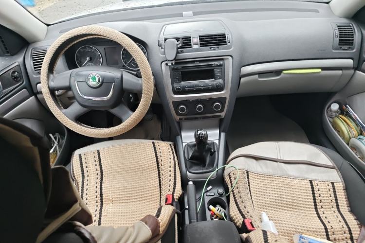 Used Skoda Octavia 2012 1.6L Manual Yijie Edition Center Console