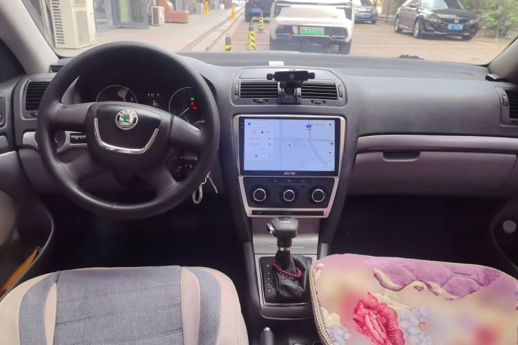 Used Skoda Octavia 2012 1.6L Automatic Yijie Edition Center Console