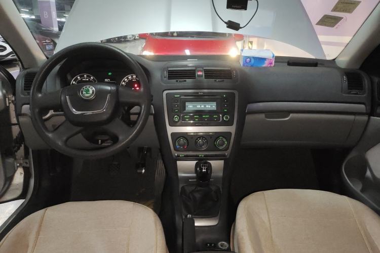 Used Skoda Octavia 2012 1.6L Manual Yijie Edition Center Console