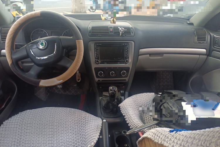 Used Skoda Octavia 2012 1.6L Manual Eado Edition Center Console