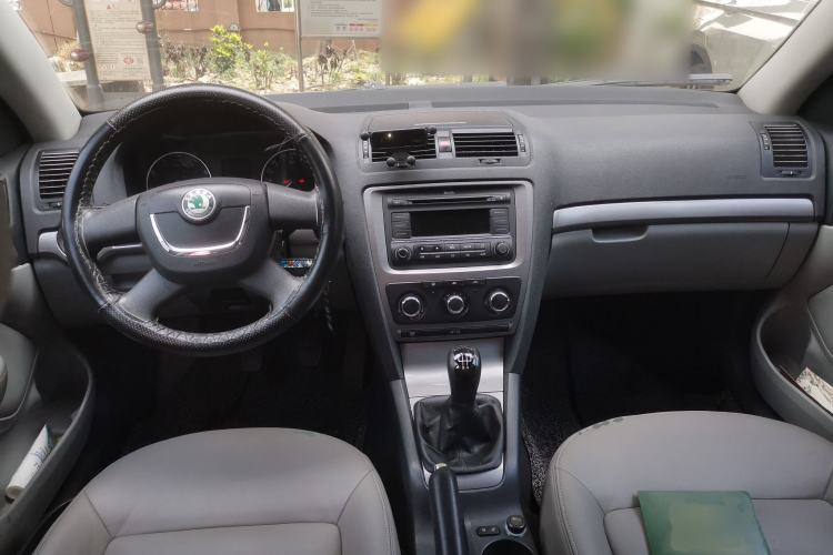 Used Skoda Octavia 2012 1.6L Manual Yijun Edition Center Console