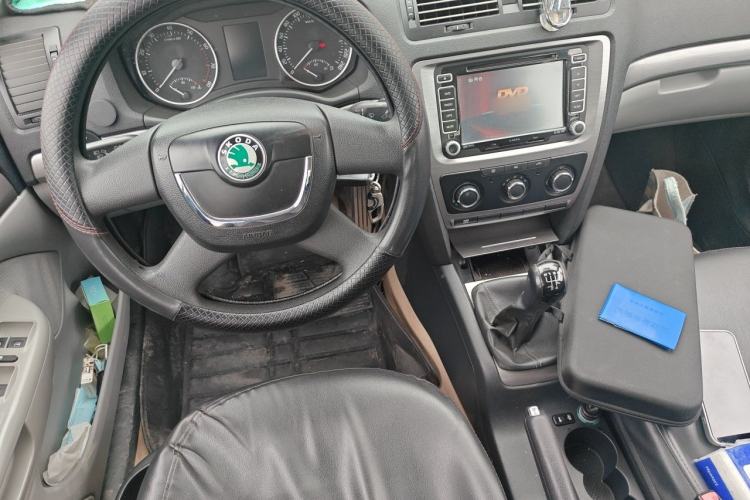 Used Skoda Octavia 2012 1.6L Manual Eado Edition Center Console