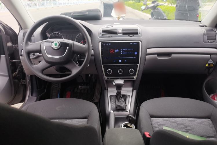 Used Skoda Octavia 2012 2.0L Automatic Yijie Version Center Console