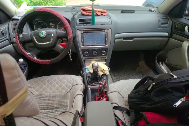 Used Skoda Octavia 2012 1.6L Manual Yijun Edition Center Console