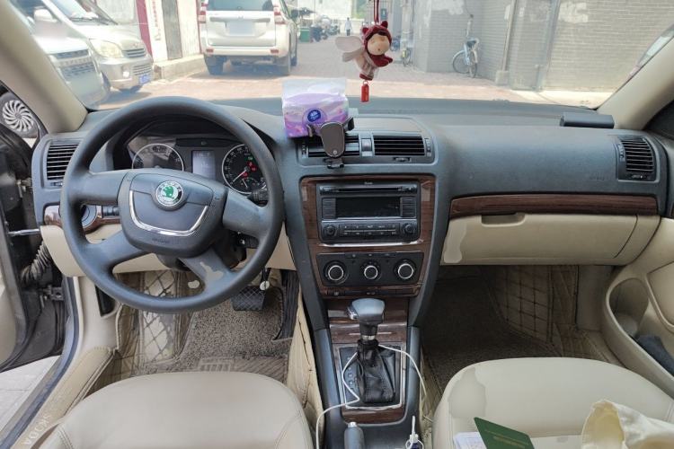 Used Skoda Octavia 2012 1.6L Automatic Yijun Edition Center Console