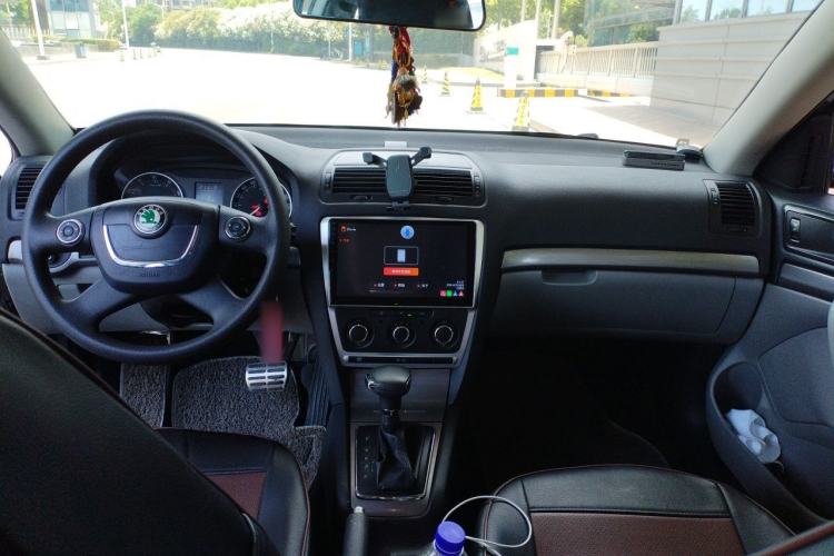 Used Skoda Octavia 2012 1.6L Automatic Yijie Edition Center Console