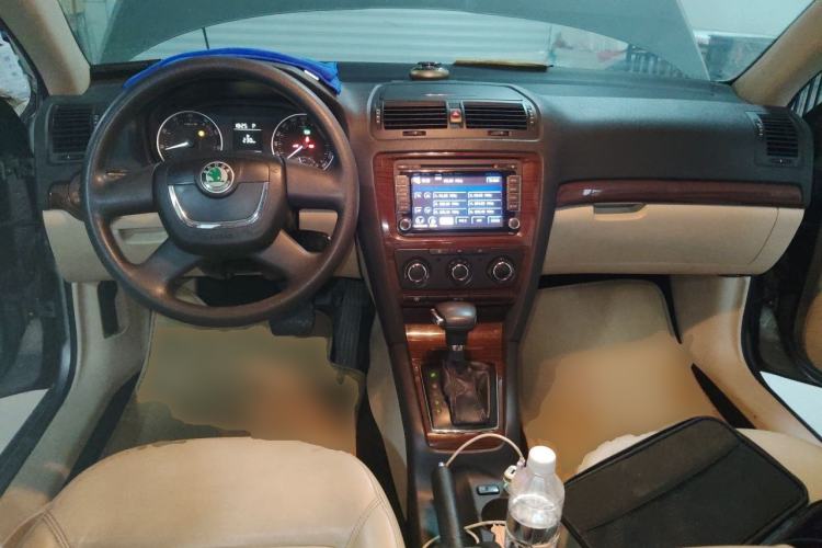 Used Skoda Octavia 2012 1.6L Automatic Yijun Edition Center Console