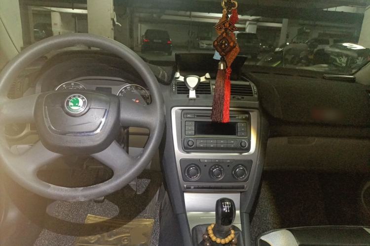 Used Skoda Octavia 2012 1.6L Manual Eado Edition Center Console