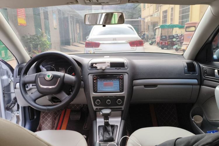 Used Skoda Octavia 2012 2.0L Automatic Yijie Version Center Console