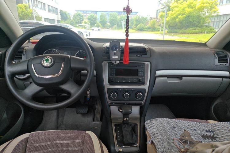 Used Skoda Octavia 2012 1.6L Automatic Yijie Edition Center Console