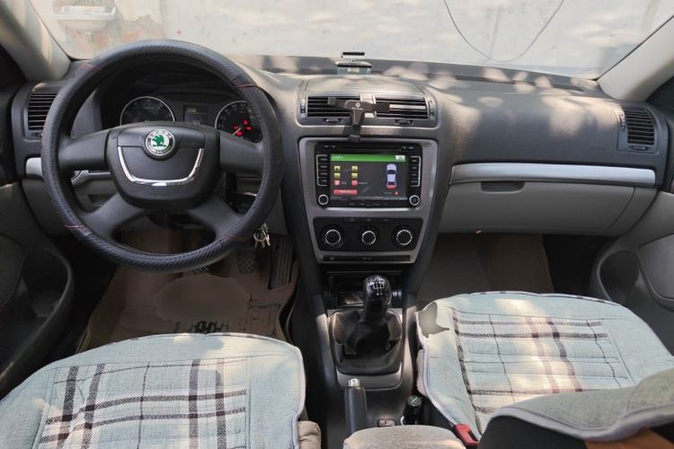 Used Skoda Octavia 2012 2.0L Manual Yijie Version Center Console