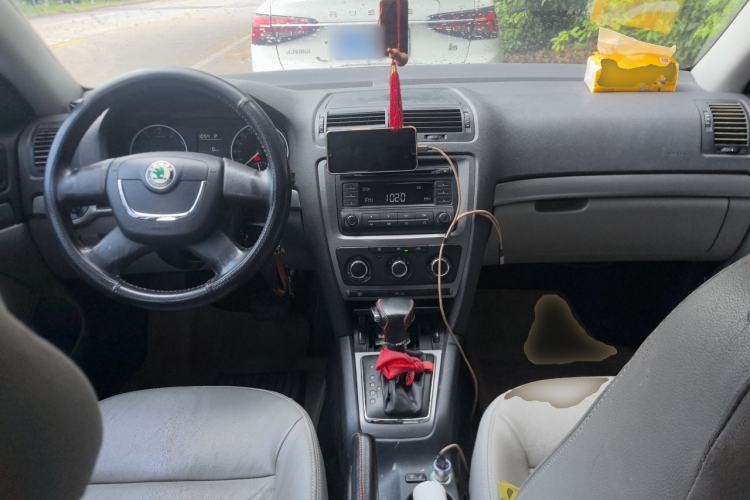 Used Skoda Octavia 2012 1.6L Automatic Yijie Edition Center Console