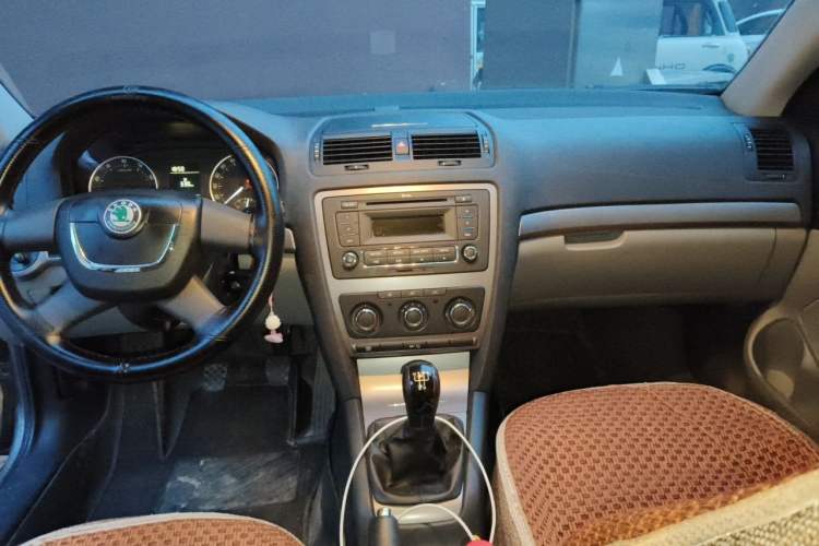 Used Skoda Octavia 2012 1.6L Manual Yijie Edition Center Console