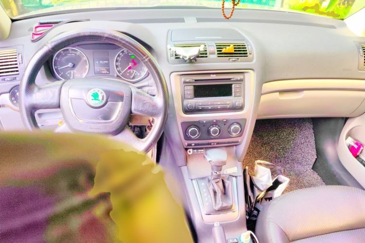 Used Skoda Octavia 2012 2.0L Automatic Yijie Version Center Console