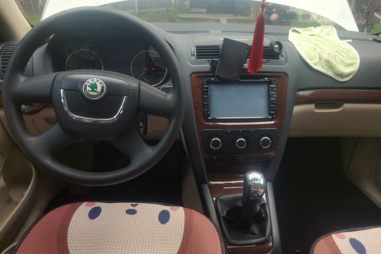 Used Skoda Octavia 2012 1.6L Manual Yijun Edition Center Console