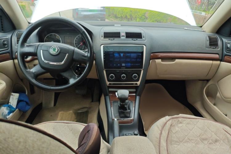 Used Skoda Octavia 2012 1.6L Automatic Yijun Edition Center Console