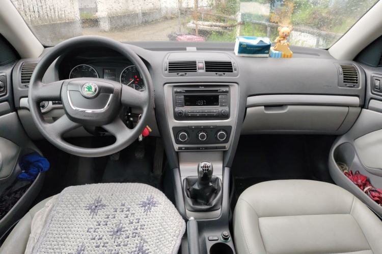 Used Skoda Octavia 2012 1.6L Manual Eado Edition Center Console