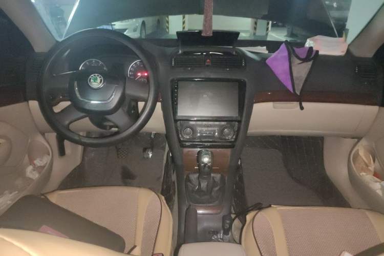Used Skoda Octavia 2012 1.4TSI Manual - Yijun Edition Center Console