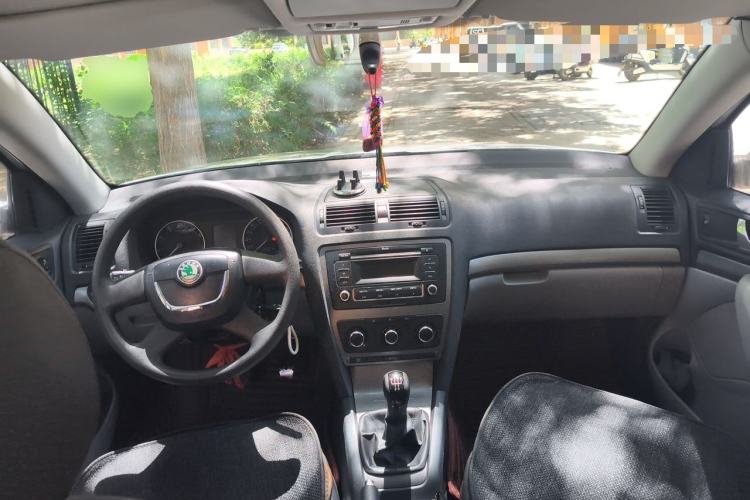 Used Skoda Octavia 2012 1.6L Manual Yijie Edition Center Console