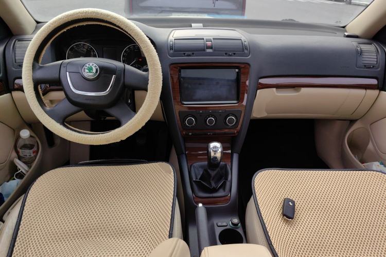 Used Skoda Octavia 2012 1.6L Manual Yijun Edition Center Console