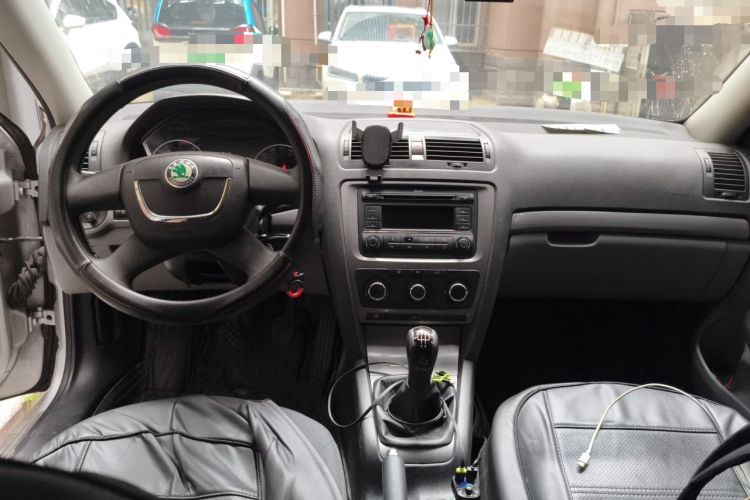 Used Skoda Octavia 2012 1.6L Manual Yijie Edition Center Console