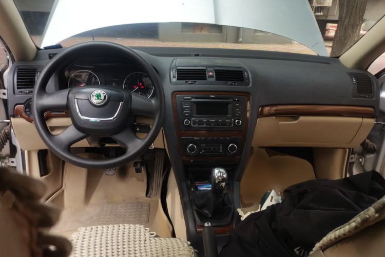 Used Skoda Octavia 2012 1.6L Manual Yijun Edition Center Console