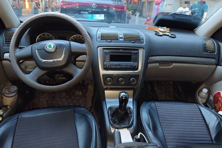 Used Skoda Octavia 2012 1.6L Manual Eado Edition Center Console