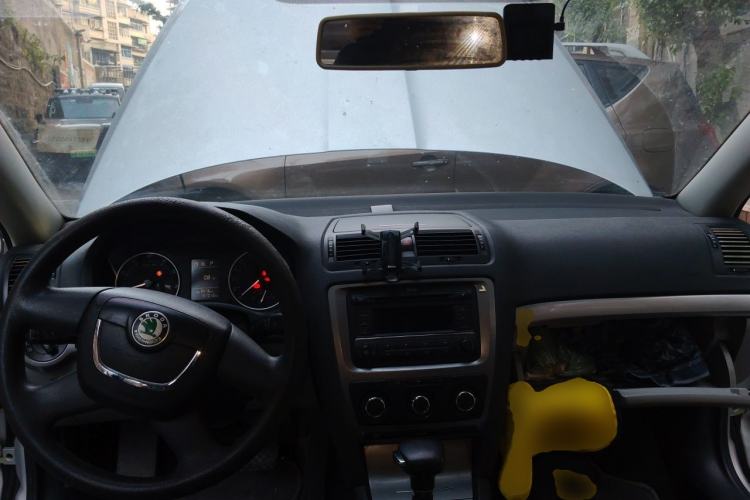 Used Skoda Octavia 2012 1.6L Automatic Yijie Edition Center Console