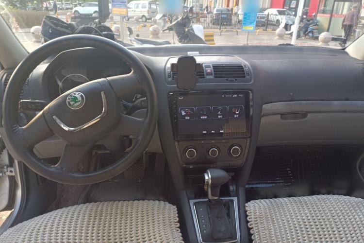 Used Skoda Octavia 2012 1.6L Automatic Yijie Edition Center Console