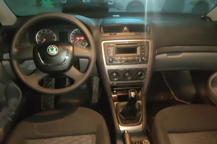 Used Skoda Octavia 2012 1.6L Manual Yijie Edition Center Console
