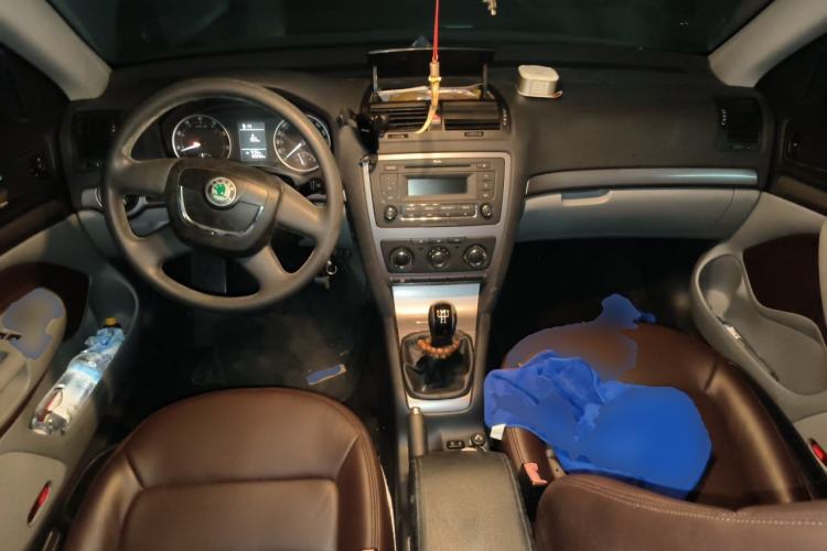 Used Skoda Octavia 2012 1.6L Manual Eado Edition Center Console