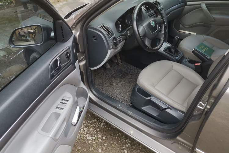 Used Skoda Octavia 2012 1.6L Manual Yijun Edition Driver Seat