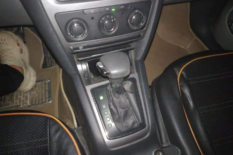 Used Skoda Octavia 2012 1.6L Automatic Yijie Edition Gear Lever