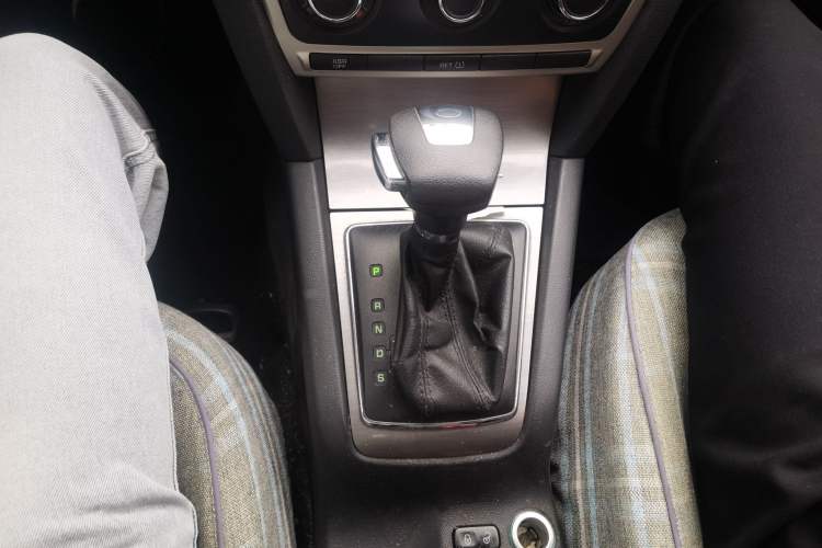 Used Skoda Octavia 2012 1.6L Automatic Yijie Edition Gear Lever