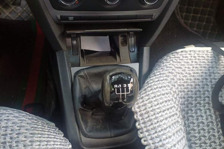 Used Skoda Octavia 2012 1.6L Manual Eado Edition Gear Lever