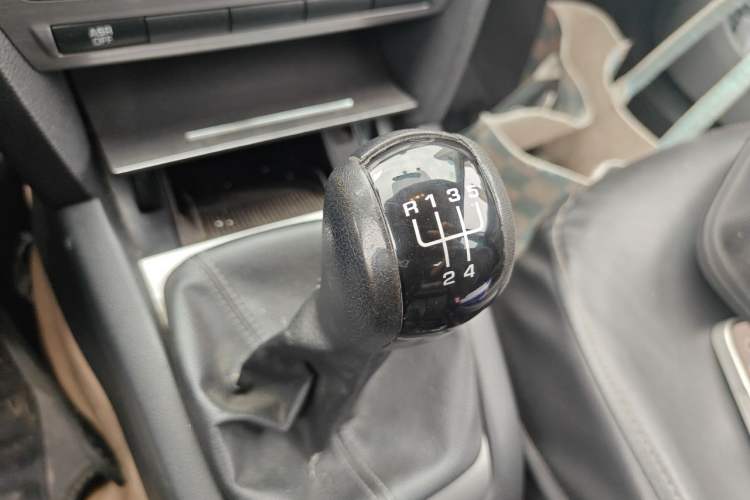 Used Skoda Octavia 2012 1.6L Manual Eado Edition Gear Lever