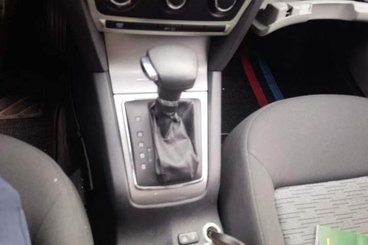Used Skoda Octavia 2012 2.0L Automatic Yijie Version Gear Lever
