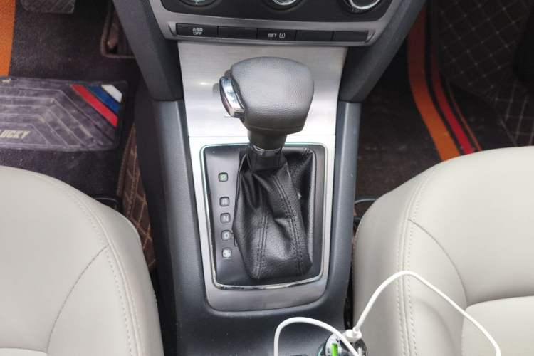 Used Skoda Octavia 2012 2.0L Automatic Yijie Version Gear Lever