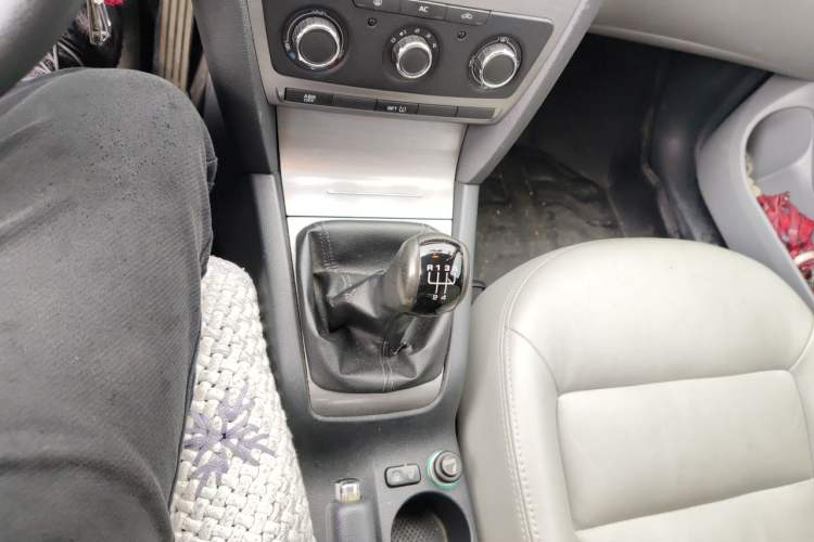 Used Skoda Octavia 2012 1.6L Manual Eado Edition Gear Lever