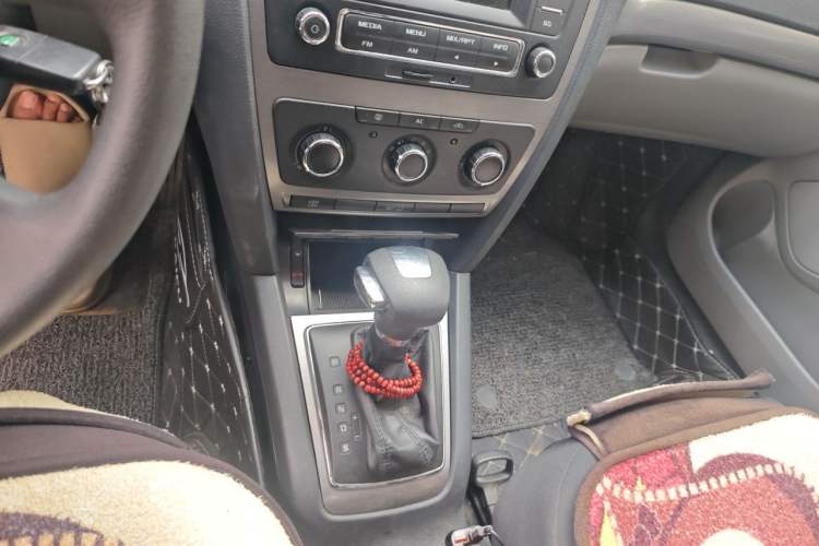 Used Skoda Octavia 2012 1.6L Automatic Yijie Edition Gear Lever