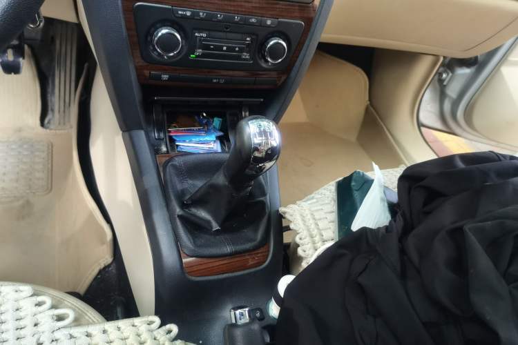 Used Skoda Octavia 2012 1.6L Manual Yijun Edition Gear Lever