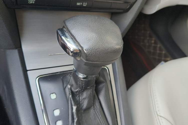 Used Skoda Octavia 2012 2.0L Automatic Yijie Version Gear Lever