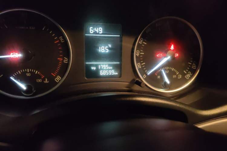 Used Skoda Octavia 2012 1.6L Manual Yijie Edition Odometer Close Up