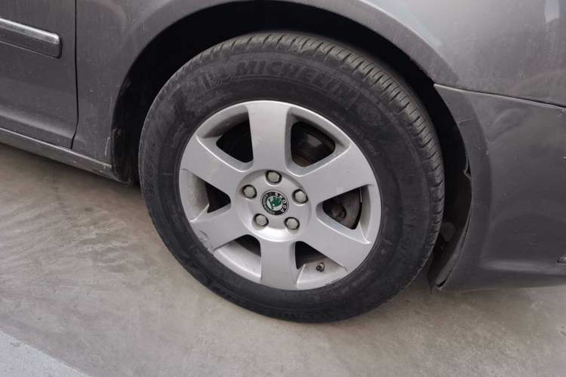 Used Skoda Octavia 2012 1.6L Manual Yijun Edition Right Front Wheel Hub